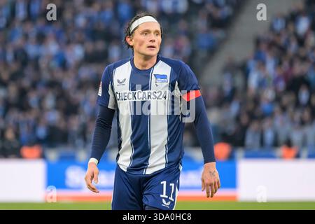 Berlin, Deutschland. Dezember 2025. Deutschland, Berlin, Fußball, Hertha BSC vs. 1. FC Magdeburg, DFB, 2. Bundesliga, Saison 2025/2026, Fabian Reese (Hertha BSC), DFB/DFL-VORSCHRIFTEN VERBIETEN JEDE VERWENDUNG VON FOTOS ALS BILDSEQUENZEN UND/ODER QUASI-VIDEO, 7. Dezember 2025, (Foto: HMB Media/Uwe Koch/SIPA USA) Credit: SIPA USA/Alamy Live News Stockfoto