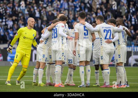 Berlin, Deutschland. Dezember 2025. Deutschland, Berlin, Fußball, Hertha BSC vs. 1. FC Magdeburg, DFB, 2. Bundesliga, Saison 2025/2026, f.l.t.r.: Das Team von magdeburg vor dem Spiel, DFB/DFL-VORSCHRIFTEN VERBIETEN JEDE VERWENDUNG VON FOTOS ALS BILDSEQUENZEN UND/ODER QUASI-VIDEO, 7. Dezember 2025, (Foto: HMB Media/Uwe Koch/SIPA USA) Credit: SIPA USA/Alamy Live News Stockfoto