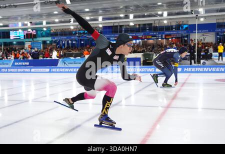 Wataru Morishige (JPN) gegen Jordan Stolz (USA) auf 500 m Männer während der ISU World Cup 3 am 7. Dezember 2025 in Thialf, Heerenveen, Niederlande Foto: SCS/SoenarChamid/AFLO (HOLLAND OUT) Stockfoto