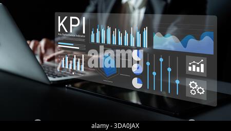 Ein Geschäftsexperte nutzt ein modernes Notebook, analysiert Kennzahlen und Trends in einem schlanken Dashboard Stockfoto