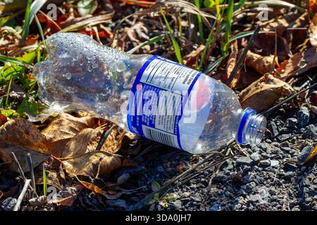 Leere Plastikflasche für Erfrischungsgetränke auf dem Boden Stockfoto