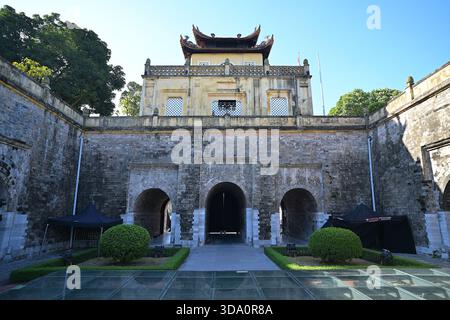 Doan man Gate, Haupteingang der Kaiserlichen Zitadelle Thang Long von innen, erbaut und renoviert von aufeinander folgenden Dynastien im traditionellen vietnamesischen Stil Stockfoto