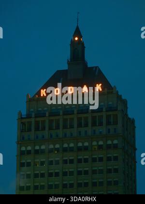 Kodak Tower Vintage-Schild bei Nacht, Rochester, New York Stockfoto