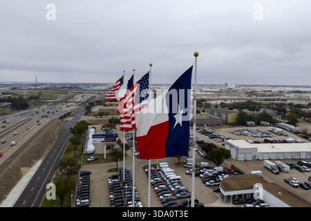Die US-amerikanischen und texanischen Bundesflaggen, die stolz im Wind winken, sind aus der Vogelperspektive zu sehen Stockfoto
