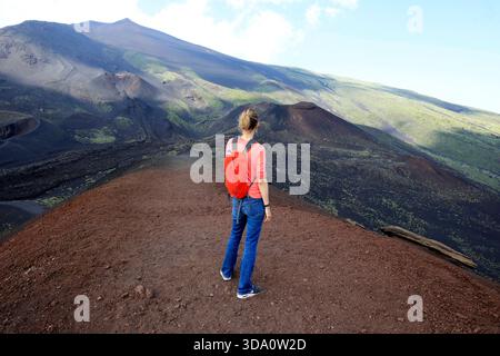 Eine junge Frau, die die wunderschöne Landschaft am Ätna auf Sizilien genießt Stockfoto