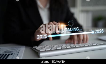 Visualisierung der Verschiebung von 2025 auf 2026. Fortschrittsbalken symbolisiert Fortschritt, strategische Vorausschau, jährliche Zielsetzung und Unternehmenstransformation Stockfoto
