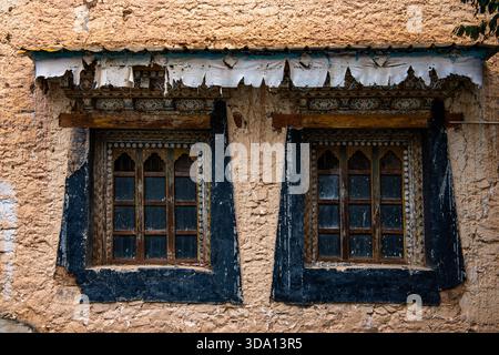 Fenster im traditionellen tibetischen Stil in einem alten Erdhaus in der Autonomen tibetischen Präfektur Diqing, Provinz Yunnan, China. Stockfoto