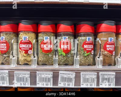 Penang, Malaysia - 7. Juli 2025: Mehrere McCormick Gewürzbehälter werden in einem Supermarktregal ausgestellt. Die Preise reichen von 9,50 bis 14,90 Stockfoto