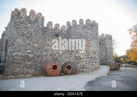 Dekoratives Gebäude im Burgstil der Weinkellerei Kindzmarauli, Georgia, mit Türmen und Steinmauern, Teil des Weintourismus-Komplexes. Stockfoto