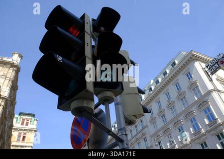 Fußgängerübergangssignal Mit Stadtkulisse Stockfoto
