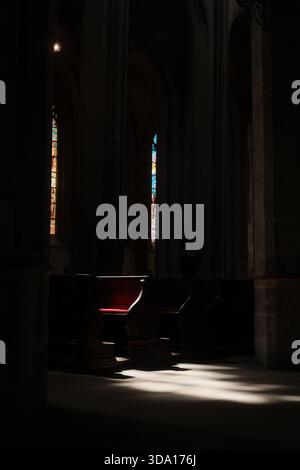 Gotischer Bogen Und Buntglas-Detail Stockfoto