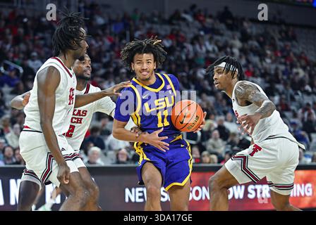 7. Dezember 2025: LSU Tigers Guard Dedan Thomas Jr. (11) arbeitet sich in der ersten Hälfte eines USLBM Coast to Coast Challenge College-Basketballspiels in der Dickies Arena in Fort Worth, Texas, an mehreren Texas Tech Red Raiders-Verteidigern vorbei. Austin McAfee/CSM Stockfoto