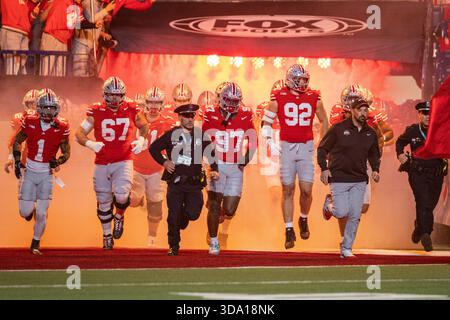 Ohio State Buckeyes Head Coach Ryan Day führt sein Team vor dem NCAA-Fußballspiel gegen Indiana Hoosiers im Lucas Oil Stadium in in auf das Feld Stockfoto