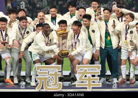 Die Spieler von Peking Guoan zeigen die Meisterschafttrophäe auf dem Podium. Suzhou, China, 6. Dezember 2025. Peking Guoan gewinnt den Titel, nachdem er Henan 2025 beim Finale des Cups des chinesischen Fußballverbandes (CFA) in Suzhou City, der ostchinesischen Provinz Jiangsu, am 6. Dezember 2025 mit 3:0 geschlagen hatte. Quelle: Yang Bo/China News Service/Alamy Live News Stockfoto