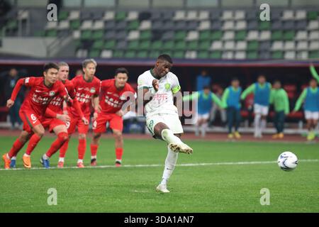 Das Foto zeigt Fabio Abreu aus Peking Guoan, der einen Elfmeterschieß. Suzhou, China, 6. Dezember 2025. Peking Guoan gewinnt den Titel, nachdem er Henan 2025 beim Finale des Cups des chinesischen Fußballverbandes (CFA) in Suzhou City, der ostchinesischen Provinz Jiangsu, am 6. Dezember 2025 mit 3:0 geschlagen hatte. Quelle: Yang Bo/China News Service/Alamy Live News Stockfoto