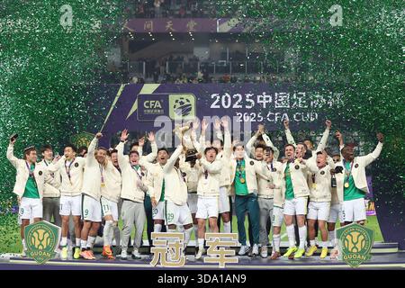 Die Spieler von Peking Guoan zeigen die Meisterschafttrophäe auf dem Podium. Suzhou, China, 6. Dezember 2025. Peking Guoan gewinnt den Titel, nachdem er Henan 2025 beim Finale des Cups des chinesischen Fußballverbandes (CFA) in Suzhou City, der ostchinesischen Provinz Jiangsu, am 6. Dezember 2025 mit 3:0 geschlagen hatte. Quelle: Yang Bo/China News Service/Alamy Live News Stockfoto