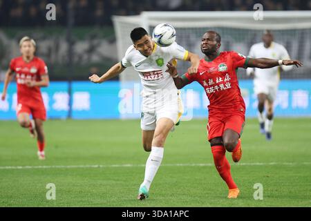 Peking Guoans Wang Gang (L) im Spiel. Suzhou, China, 6. Dezember 2025. Peking Guoan gewinnt den Titel, nachdem er Henan 2025 beim Finale des Cups des chinesischen Fußballverbandes (CFA) in Suzhou City, der ostchinesischen Provinz Jiangsu, am 6. Dezember 2025 mit 3:0 geschlagen hatte. Quelle: Yang Bo/China News Service/Alamy Live News Stockfoto