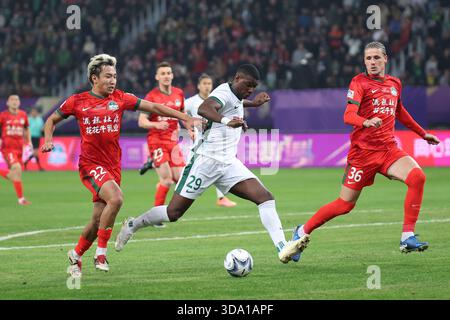 Peking Guoans Fabio Abreu (R, 2.) trifft das Tor. Suzhou, China, 6. Dezember 2025. Peking Guoan gewinnt den Titel, nachdem er Henan 2025 beim Finale des Cups des chinesischen Fußballverbandes (CFA) in Suzhou City, der ostchinesischen Provinz Jiangsu, am 6. Dezember 2025 mit 3:0 geschlagen hatte. Quelle: Yang Bo/China News Service/Alamy Live News Stockfoto