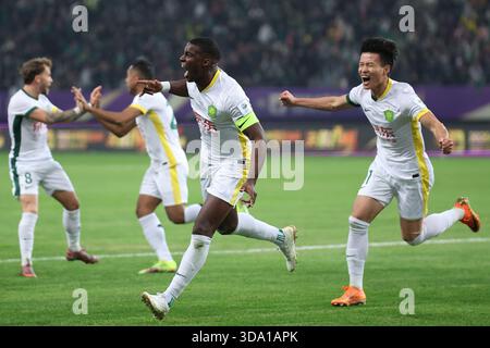 Peking Guoans Fabio Abreu (R, 2.) feiert während des Spiels. Suzhou, China, 6. Dezember 2025. Peking Guoan gewinnt den Titel, nachdem er Henan 2025 beim Finale des Cups des chinesischen Fußballverbandes (CFA) in Suzhou City, der ostchinesischen Provinz Jiangsu, am 6. Dezember 2025 mit 3:0 geschlagen hatte. Quelle: Yang Bo/China News Service/Alamy Live News Stockfoto