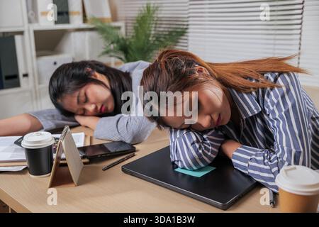 Junge Frauen Teamarbeit Arbeit Lernen Sie online Home Office, Kollegen scheinen erschöpft und ruhen sich aus Stockfoto