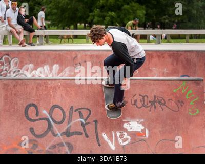 Reims, Frankreich - 8. August 2016: Skateboarder üben während der Sommersaison Tricks und Sprünge im Betonskatepark in der französischen Stadt Stockfoto