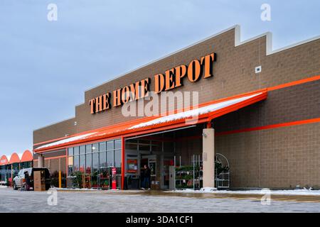 New Hartford, NY - 6. Dezember 2025: Großer Blick auf den Home Depot Superstore im Winter, bei dem Kunden ihre Neujahrskäufe auf ihre laden Stockfoto