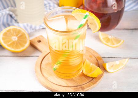 Long Island Limoncello, Limoncello Eistee verdreht Rezept, alkoholfreier Arnold Palmer mit italienischem Zitronenlikör Stockfoto