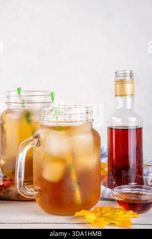 Süßes erfrischendes Ahorn Iced Tea Getränk, leckeres aromatisches kaltes Getränk mit Eiswürfeln und viel Ahornsirup, Kopierraum Stockfoto