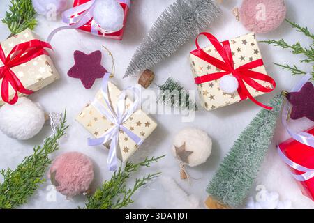 Flauschiges Weihnachtskonzept. Festliche Weihnachten Hintergrund mit Dekoration Zeug, Weihnachtskugel, Geschenk-Boxen, glänzende Sterne auf weißem flauschigen Fell Hintergrund Kopie s Stockfoto