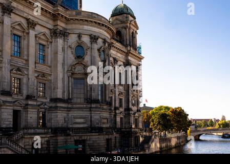 Seitenansicht der historischen Fassade des Berliner Doms mit Blick auf die Spree. Sonniger Tag auf der Museumsinsel mit blauem Himmel. Stockfoto
