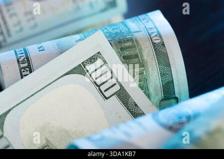 Nahaufnahme der gerollten Hundert-Dollar-Wechsel mit finanzieller Bedeutung und Währungsdetails Stockfoto