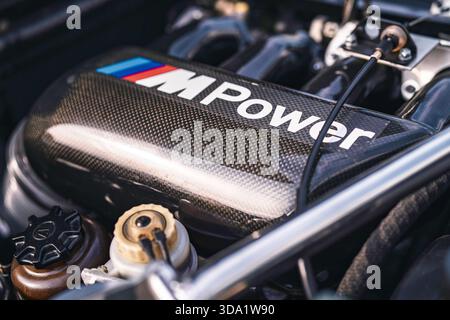 VO, italien 28. oktober 2025: bmw m POWER Motorabdeckung mit Kohlefaser-Textur und m-Logo – Hochleistungsdetails für Sportwagenliebhaber Stockfoto