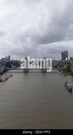 Tower Bridge London, Vertikale Luftaufnahme Stockfoto