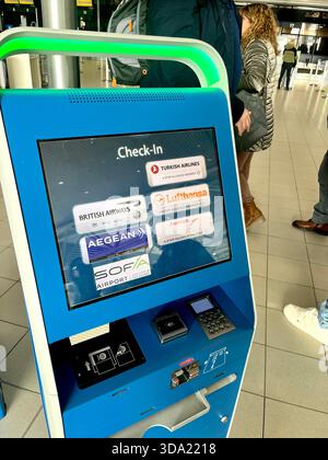 Check-in-Automaten für British Airways, Lufthansa, Aegean und Turkish Airlines am Flughafen Sofia Terminal 2, Bulgarien, Osteuropa, Balkan, EU Stockfoto