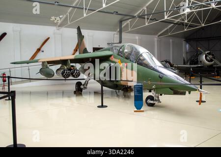 Sintra, Portugal - 26. September 2025. Avión militar de entremaniento de la fuerza aérea portuguera Dassault Dorniel Alpha Jet A en el museo do AR de Stockfoto