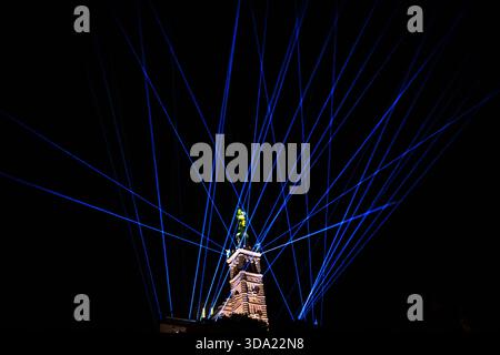 Marseille, Frankreich. Dezember 2025. Eine Sound- und Lichtshow, die DJ Michaël Canitrot bei der Einweihung der renovierten und restaurierten Statue der Basilika Notre-Dame de la Garde (allgemein bekannt als La Bonne Mère) in Marseille, Frankreich, am 7. Dezember 2025 inszeniert hat. Foto: Laurent Coust/ABACAPRESS.COM Credit: Abaca Press/Alamy Live News Stockfoto