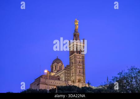 Marseille, Frankreich. Dezember 2025. Die restaurierte Statue der Basilika Notre-Dame de la Garde (allgemein bekannt als La Bonne Mère) in Marseille, Frankreich, am 7. Dezember 2025. Foto: Laurent Coust/ABACAPRESS.COM Credit: Abaca Press/Alamy Live News Stockfoto