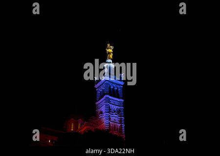 Marseille, Frankreich. Dezember 2025. Eine Sound- und Lichtshow, die DJ Michaël Canitrot bei der Einweihung der renovierten und restaurierten Statue der Basilika Notre-Dame de la Garde (allgemein bekannt als La Bonne Mère) in Marseille, Frankreich, am 7. Dezember 2025 inszeniert hat. Foto: Laurent Coust/ABACAPRESS.COM Credit: Abaca Press/Alamy Live News Stockfoto