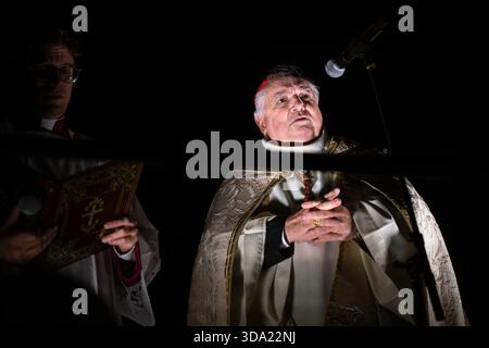 Marseille, Frankreich. Dezember 2025. Kardinal Jean-Marc Aveline, Erzbischof der Diözese Marseille, segnete am 7. Dezember 2025 bei der Einweihung der renovierten Statue der Basilika Notre-Dame de la Garde (auch bekannt als La Bonne Mère) in Marseille, Frankreich. Foto: Laurent Coust/ABACAPRESS.COM Credit: Abaca Press/Alamy Live News Stockfoto