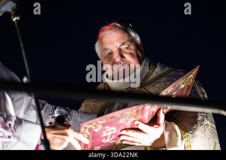 Marseille, Frankreich. Dezember 2025. Kardinal Jean-Marc Aveline, Erzbischof der Diözese Marseille, segnete am 7. Dezember 2025 bei der Einweihung der renovierten Statue der Basilika Notre-Dame de la Garde (auch bekannt als La Bonne Mère) in Marseille, Frankreich. Foto: Laurent Coust/ABACAPRESS.COM Credit: Abaca Press/Alamy Live News Stockfoto