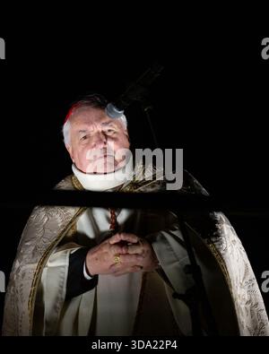 Marseille, Frankreich. Dezember 2025. Kardinal Jean-Marc Aveline, Erzbischof der Diözese Marseille, segnete am 7. Dezember 2025 bei der Einweihung der renovierten Statue der Basilika Notre-Dame de la Garde (auch bekannt als La Bonne Mère) in Marseille, Frankreich. Foto: Laurent Coust/ABACAPRESS.COM Credit: Abaca Press/Alamy Live News Stockfoto