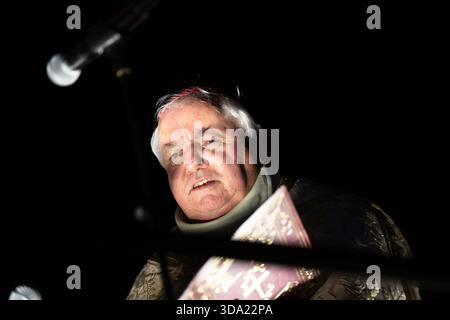 Marseille, Frankreich. Dezember 2025. Kardinal Jean-Marc Aveline, Erzbischof der Diözese Marseille, segnete am 7. Dezember 2025 bei der Einweihung der renovierten Statue der Basilika Notre-Dame de la Garde (auch bekannt als La Bonne Mère) in Marseille, Frankreich. Foto: Laurent Coust/ABACAPRESS.COM Credit: Abaca Press/Alamy Live News Stockfoto