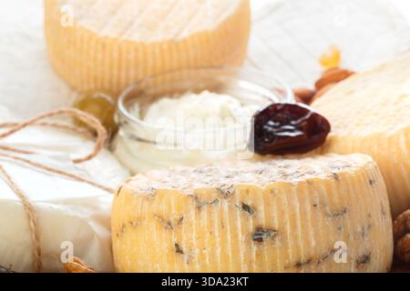 Eine Käseplatte zeigt verschiedene Käsesorten, begleitet von getrockneten Früchten und Nüssen Stockfoto