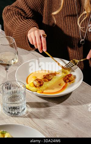 Omelette mit Garnelen und Sauce und einem Glas Wein Stockfoto
