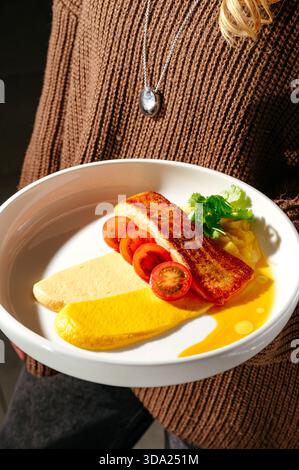 Lachssteak mit Gemüse und Sauce Stockfoto