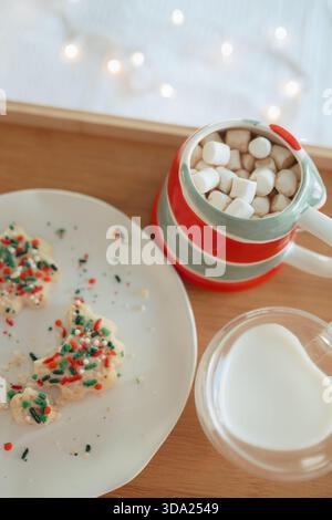 Weihnachtskekse mit heißer Schokolade und Milch Stockfoto