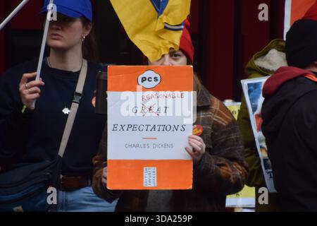 London, Großbritannien. Dezember 2025. Die Public and Commercial Services Union (PCS) streikt vor der British Library, während die Mitarbeiter über die Bezahlung streiken. Quelle: Vuk Valcic/Alamy Live News Stockfoto