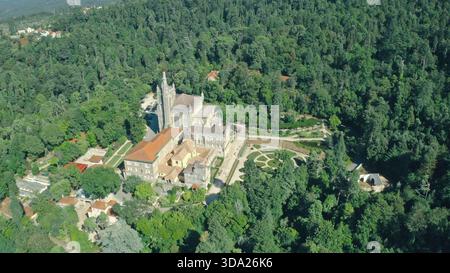 Blick von oben auf das schöne Gebäude Bussaco Palace in Luso Portugal umgeben von grünen Parkbäumen Wald Berge Garten portugiesische Architektur Kultur Stockfoto