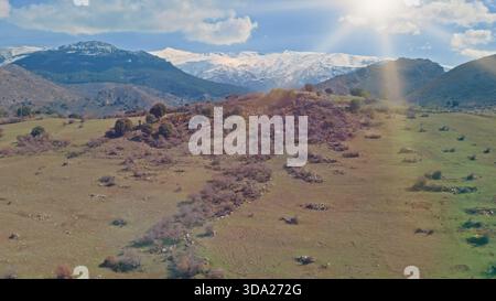 Drohnenflug von oben Sierra Nevada Valley Park in Spanien Panorama Tour Hügel Urlaub Reise Sonne strahlender heller bewölkter Himmel im Freien Ausflugsgelände Stockfoto