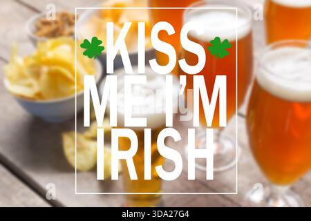 Feier des St. Patrick's Day mit Getränken und Snacks in einem lebhaften Pub Stockfoto